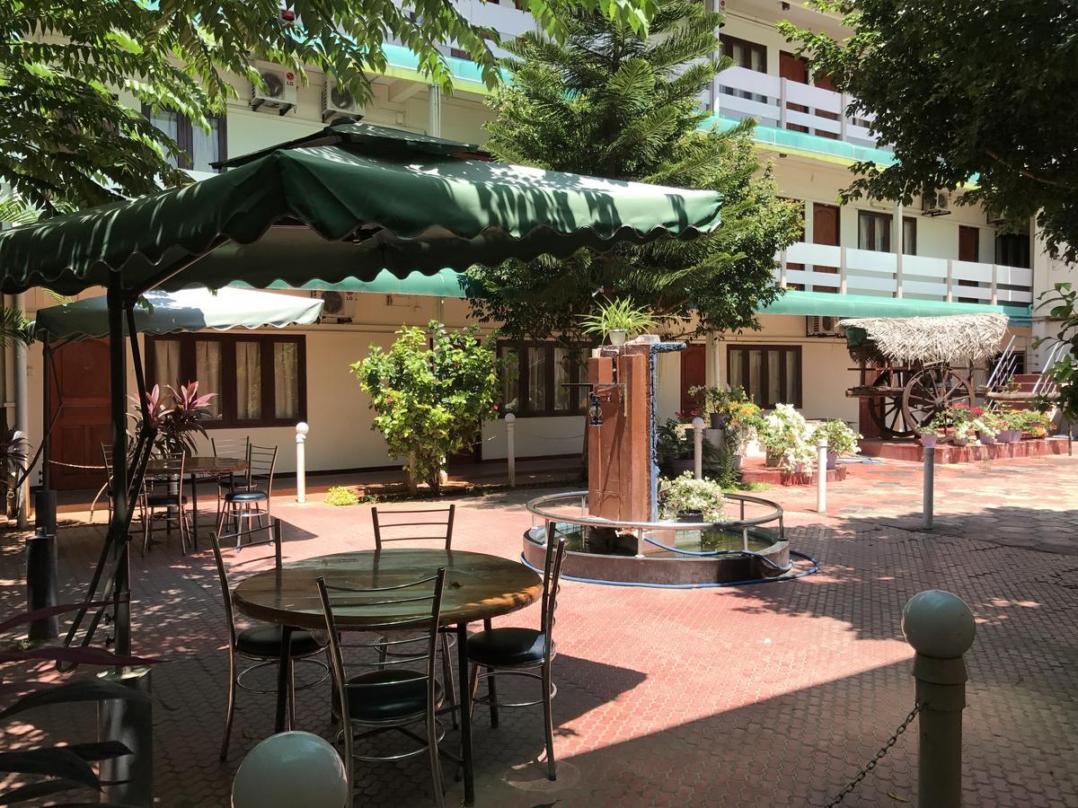 Gnaanams Hotel And Restaurant Jaffna Extérieur photo